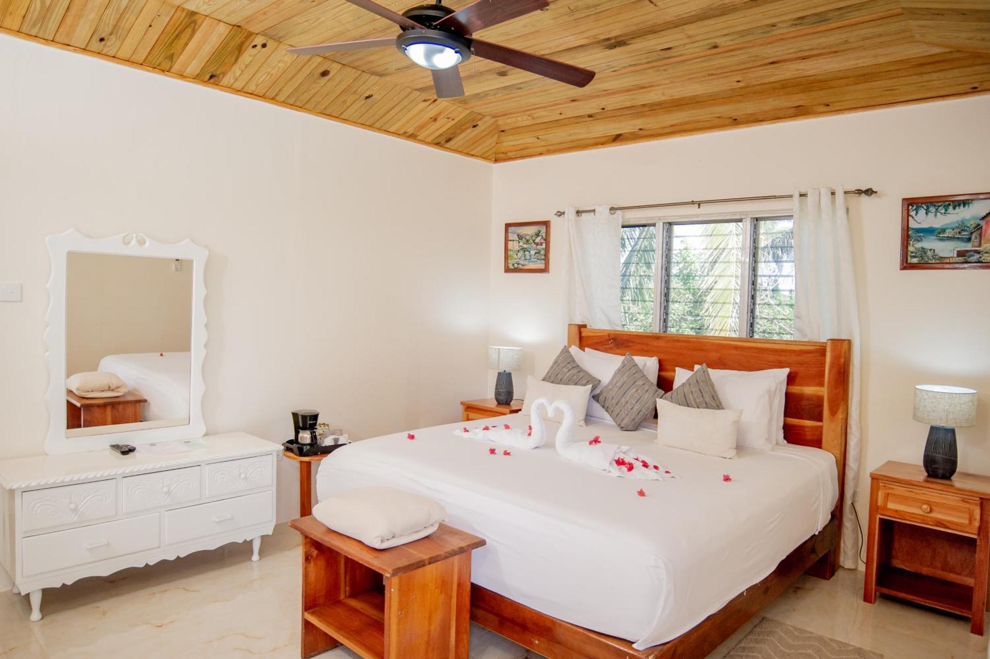 Beyond Sunset Resort & Villas Treasure Beach Eksteriør billede
